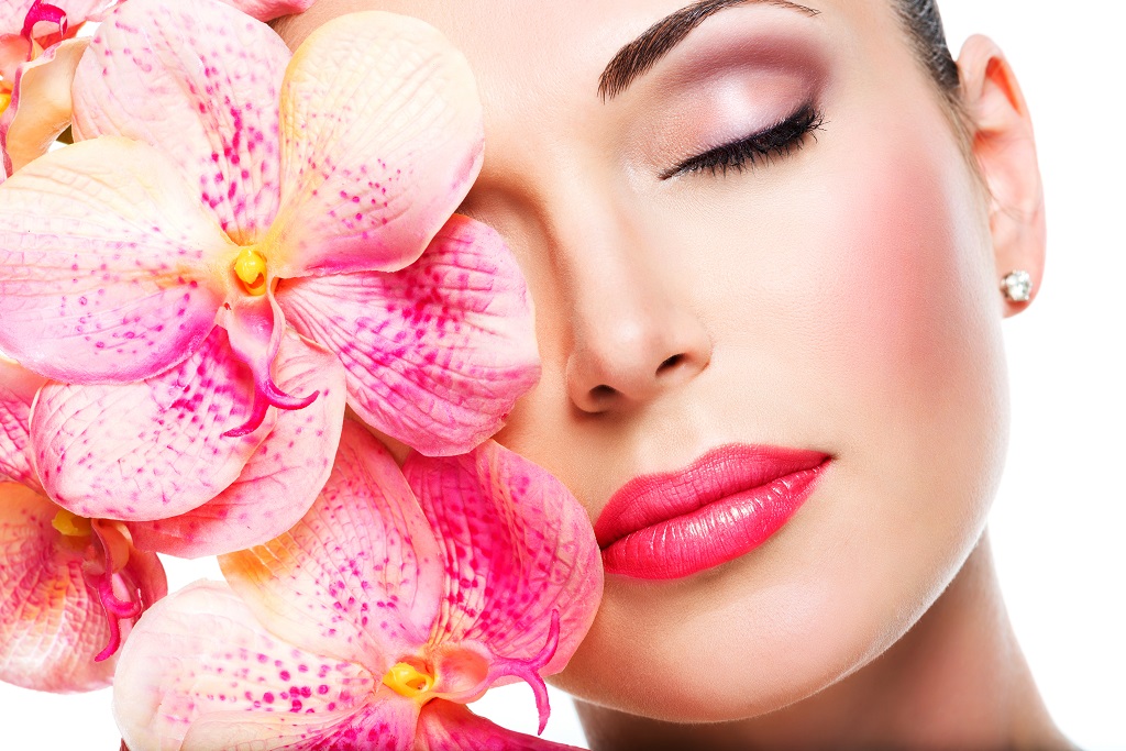 Relaxed beautiful face of a young girl with clear skin and pink Innova Skin Belcodène Innova Skin Belcodène
